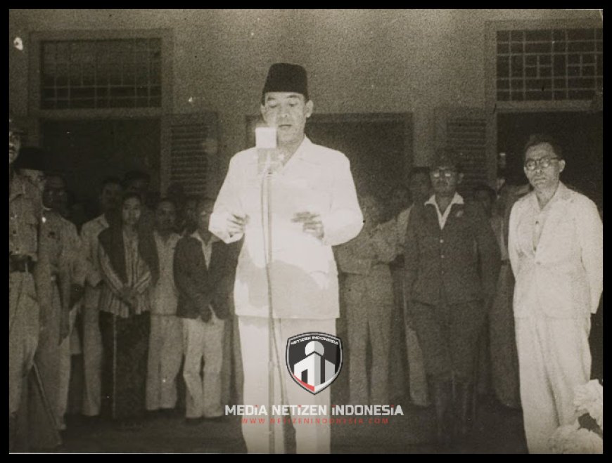 Presiden Soekarno Membacakan teks Proklamasi Kemerdekaan Republik Indonesia