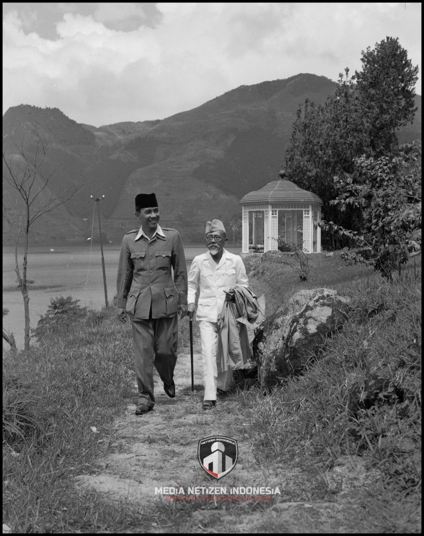 Soekarno dan Agus Salim di Parapat tahun 1949