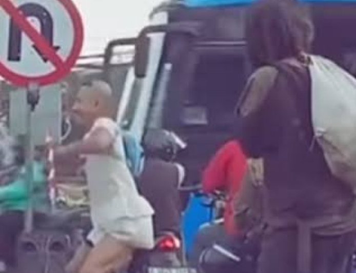 Viral Video ODGJ Terdiam Lihat Pria Joget Live TikTok di Lampu Merah Kopo Bandung