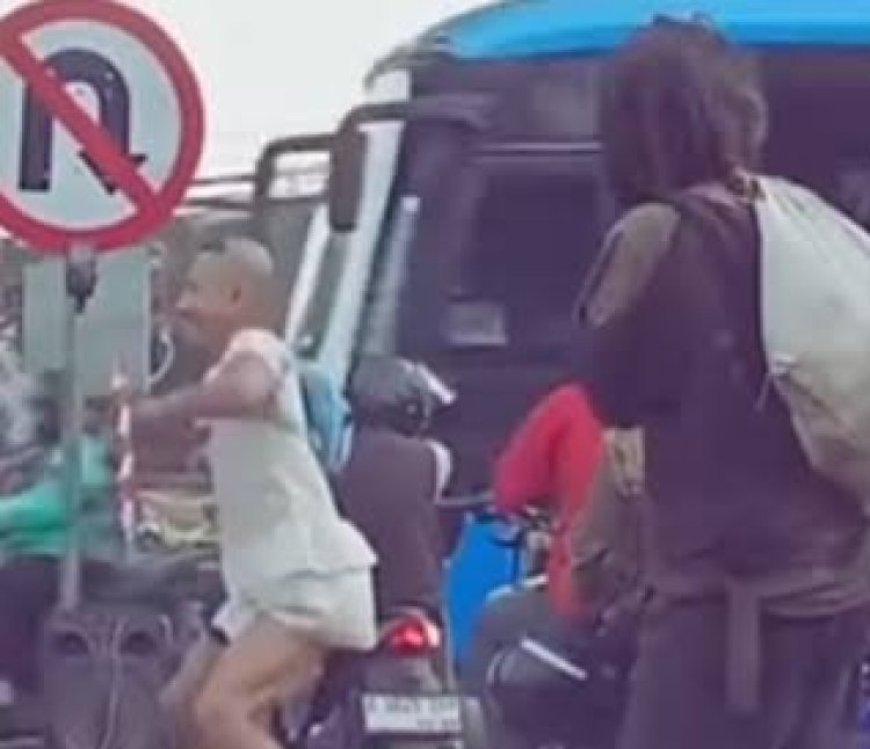 Viral Video ODGJ Terdiam Lihat Pria Joget Live TikTok di Lampu Merah Kopo Bandung