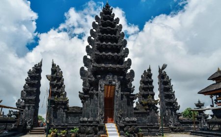 Why is Bali the only area in Indonesia with a majority of Hindus?
