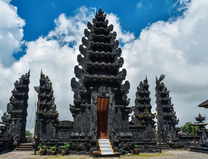 Why is Bali the only area in Indonesia with a majority of Hindus?