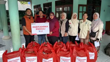 Pertamina Patra Niaga Regional JBB Bantu Warga Terdampak Kebakaran  SPBE Cimuning